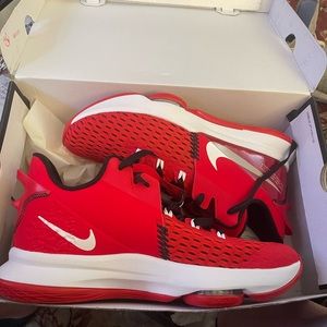 Mens Lebron Witness V sneakers   Size 11.5. Color:  Red